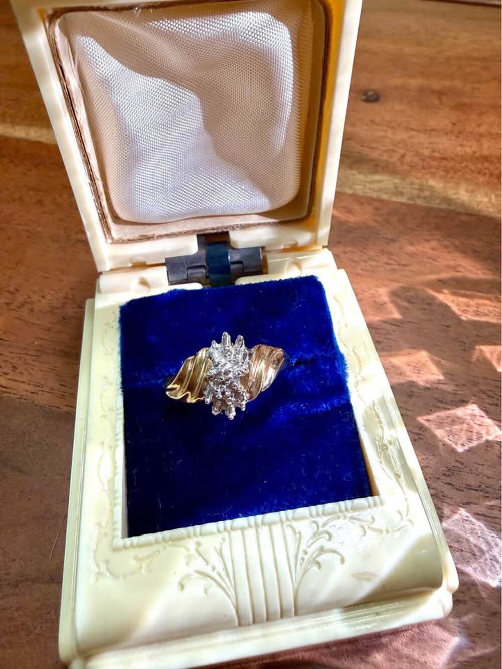 10K Yellow Gold Diamond Chip Cluster Ring - Size 8